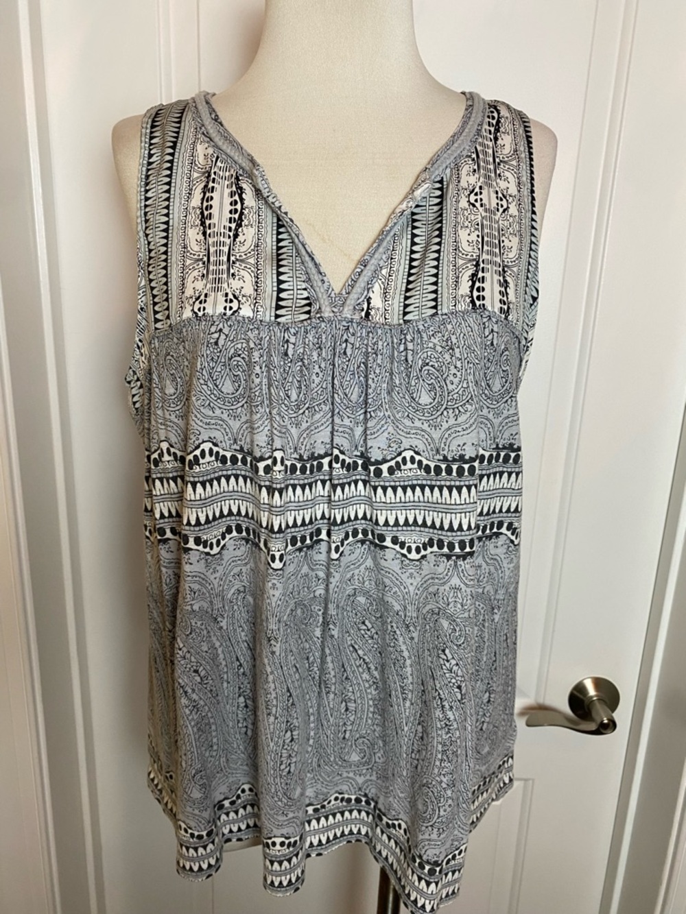 Akemi + kin Anthropologie Black & White Vneck Tank Large Boho